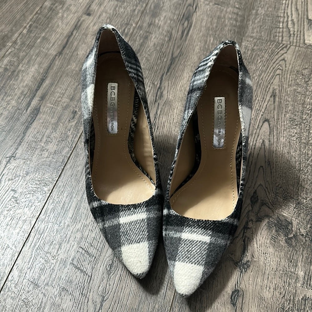 BCBG 4.5 M heels. Jersey/felt type fabric.